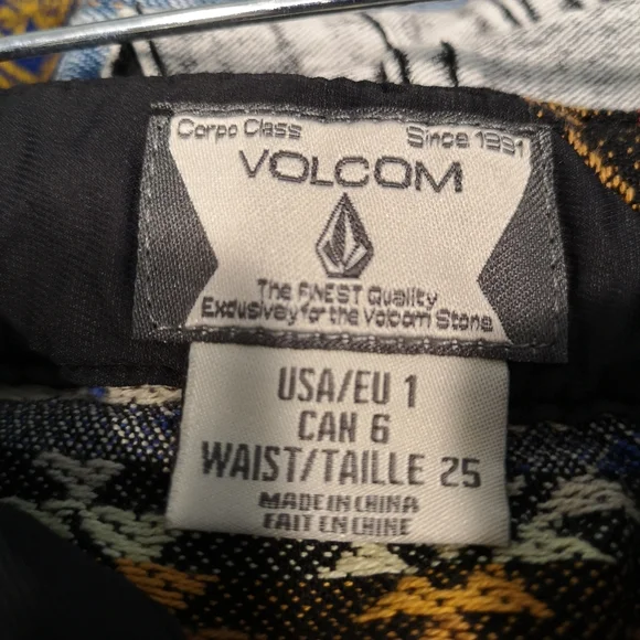 Volcom shorts - Picture 3 of 3